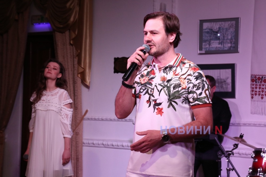 Позитивний настрій із піснями та музикою: у миколаївському театрі виступив ансамбль «ArtColorsBand» (фото, відео)