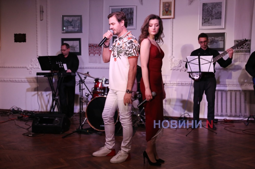 Позитивний настрій із піснями та музикою: у миколаївському театрі виступив ансамбль «ArtColorsBand» (фото, відео)