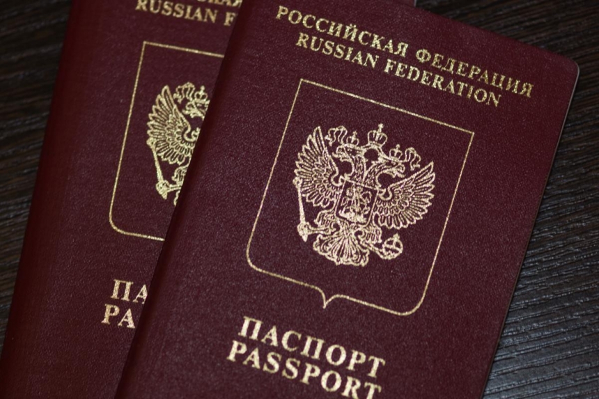 Омбудсмен порадив українцям брати російські паспорти для збереження життя під окупацією
