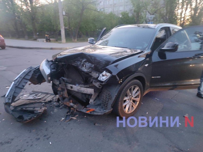 В Николаеве столкнулись «БМВ» и «Хюндай» - один пострадавший