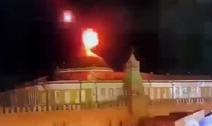 У РФ заявили, що українські безпілотники вночі атакували Кремль (відео)