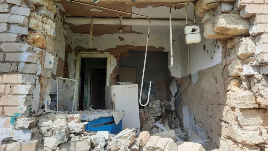 У зруйнованих будинках та без води: як живуть люди у колишньому прифронтовому селищі Миколаївської області