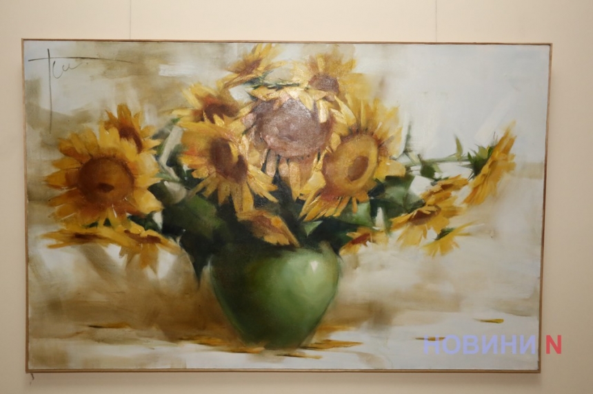 Досконалість світу у квітах на полотні: у Миколаївському музеї відкрилася виставка Яни Голуб'ятникової (фото, відео)