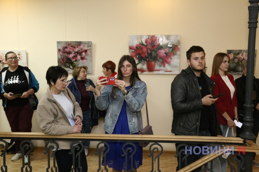 Досконалість світу у квітах на полотні: у Миколаївському музеї відкрилася виставка Яни Голуб'ятникової (фото, відео)