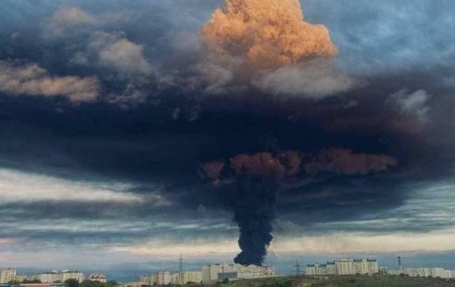 ЗМІ показали супутникові знімки після пожежі на нафтобазах під Таманню та в Севастополі