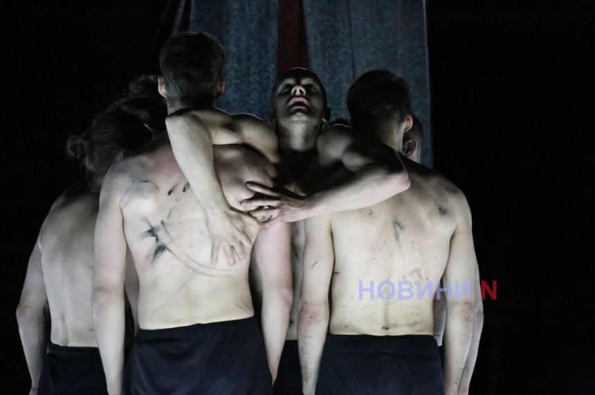 «Стусанина» людських сердець: у миколаївському театрі пройшла вистава за віршами Василя Стуса (фоторепортаж)