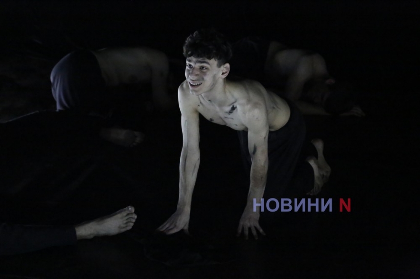 «Стусанина» людських сердець: у миколаївському театрі пройшла вистава за віршами Василя Стуса (фоторепортаж)