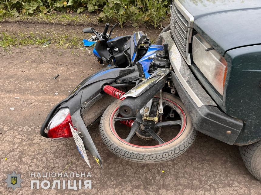В Николаевской области ВАЗ врезался в школьника на мотоцикле: пострадавшего отвезли в больницу