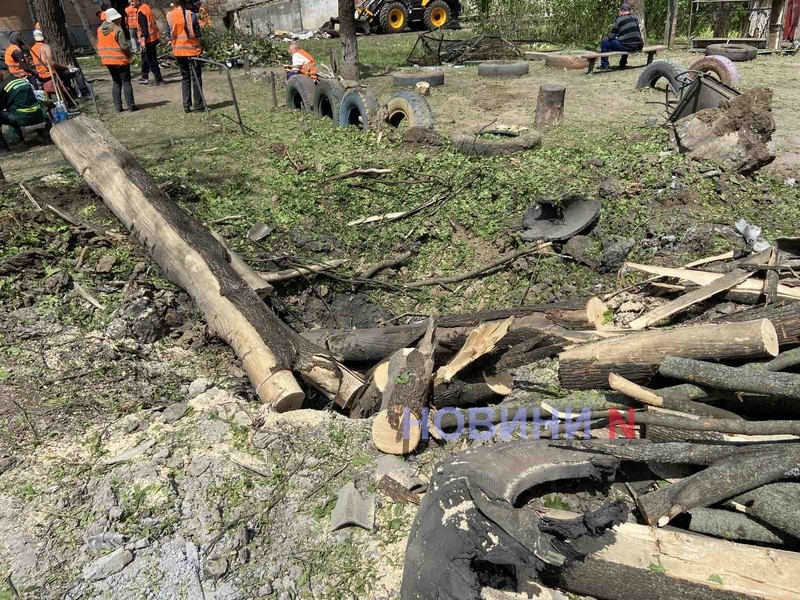 Ночной обстрел Николаева: взрывная волна снесла окна жилого дома (фото)