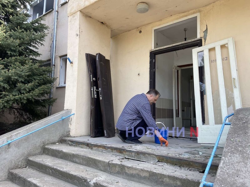 Нічний обстріл Миколаєва: вибухова хвиля знесла вікна житлового будинку (фото)