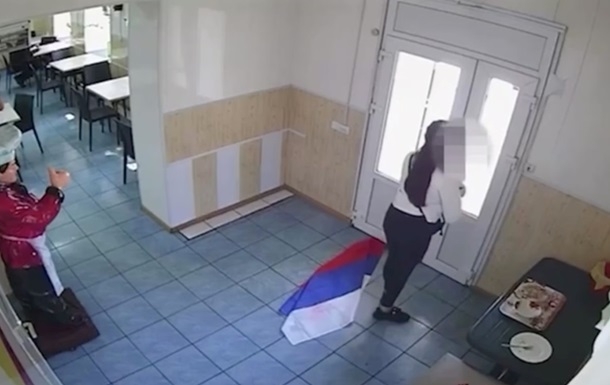 У Мелітополі «судитимуть» дівчину, яка зірвала прапор РФ у кафе