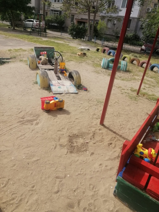 У ДЖКГ Миколаєва похвалилися «ремонтом» дитячого майданчика: залишили дошки, що стирчать, на каруселі