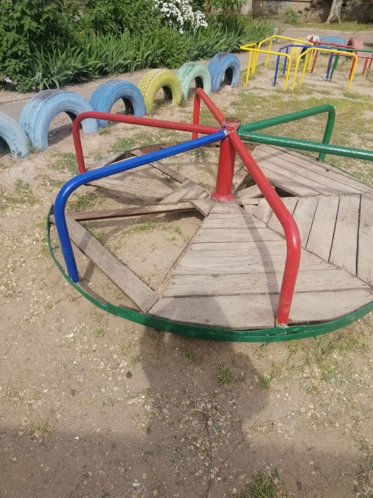 В ДЖКХ Николаева похвастались «ремонтом» детской площадки: оставили торчащие доски на карусели