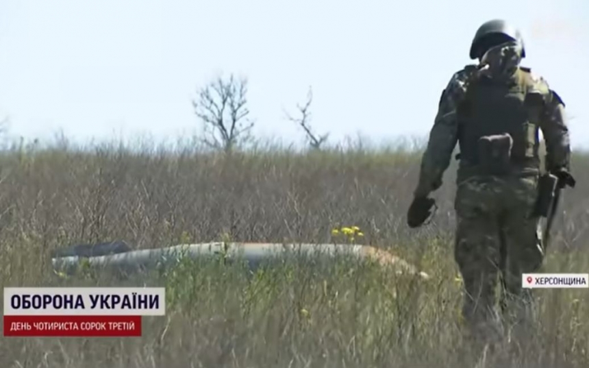 В Херсонской области россияне усеяли село заминированными телами своих солдат (видео)