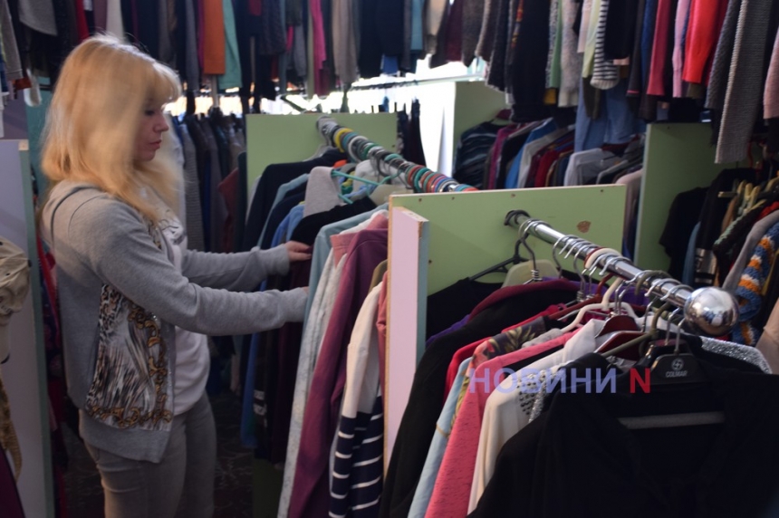 Гуманізм та людяність: волонтери ГО «Моноліт» розпочали безкоштовну роздачу одягу (фото, відео)