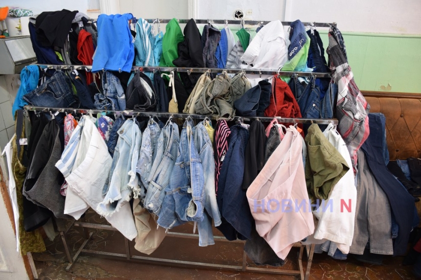 Гуманизм и человечность: волонтеры ГО «Монолит» начали бесплатную раздачу одежды (фото, видео)