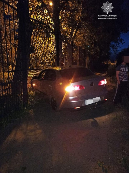 У Миколаєві затримали п'яного водія, який врізався у паркан