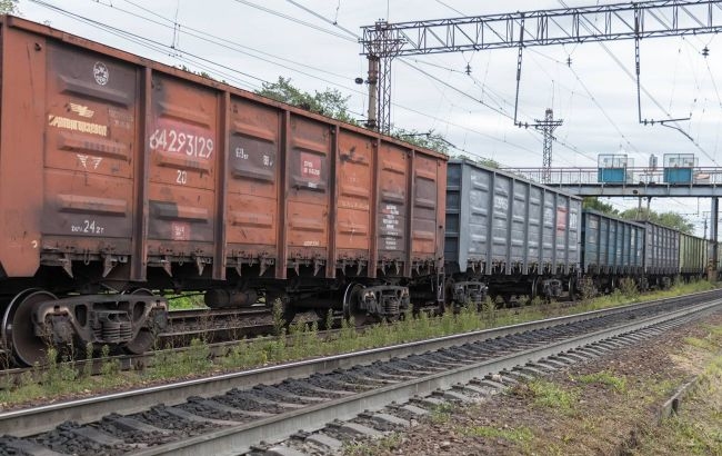 Під Києвом підлітки каталися на вагонах поїздів, один із них серйозно постраждав