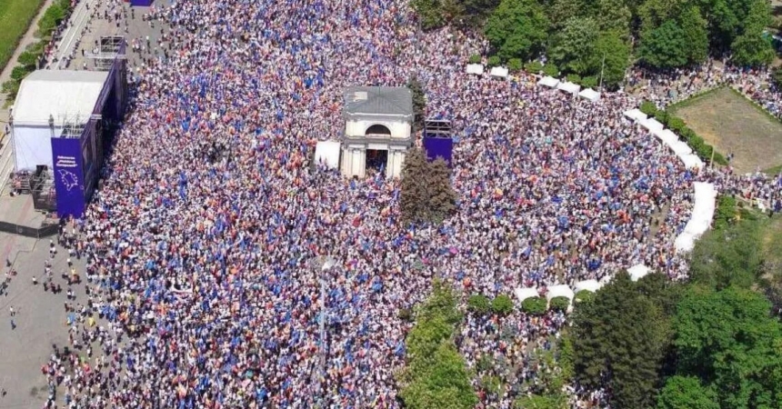 В центре Кишинева на митинге по поддержке евроинтеграции собралось более 75 000 человек