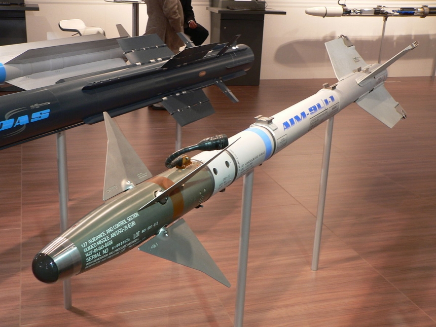Канада надасть Україні партію протиповітряних ракет AIM-9