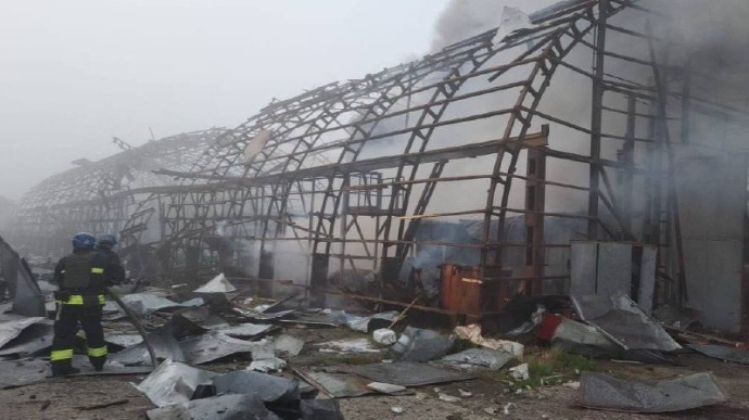 Атака на Дніпро: пошкоджені підприємства, заправка та домоволодіння, є постраждалий