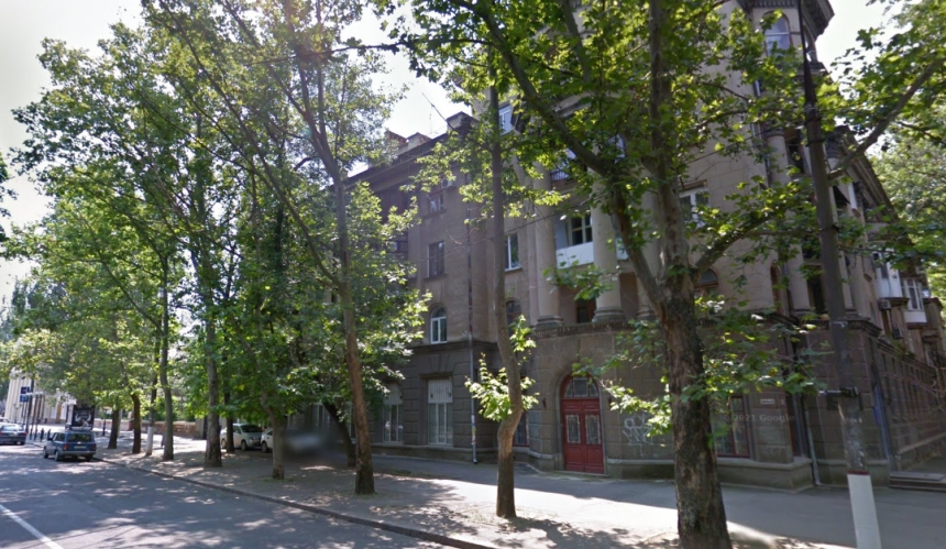 Після удару ракети по театру в Миколаєві в сусідньому будинку знесло дах - її полагодять за півмільйона