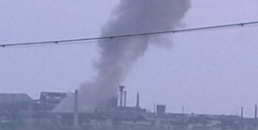 У Маріуполі зафіксували два потужні вибухи в районі "Азовсталі" (фото, відео)