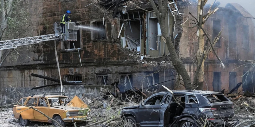 После удара по поликлинике в Днепре до сих пор ищут трех человек, в городе объявлен траур