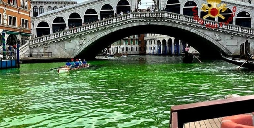 Вода в Венеции по неизвестным причинам стала зеленой (фото)