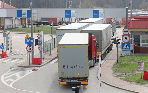 З 1 червня Польща вводить заборону на в'їзд російських та білоруських вантажівок