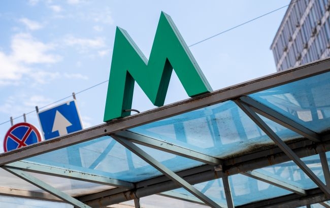 У Києві дівчина стрибнула під поїзд метро