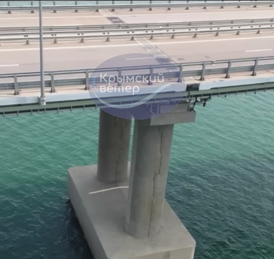 Опоры Крымского моста покрылись трещинами (фото)