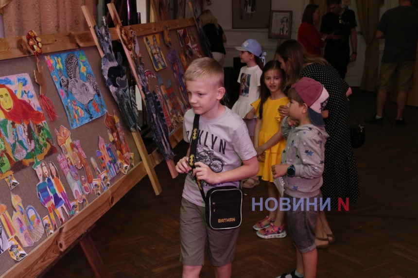 Свято для юних миколаївців: у театрі пройшла виставка та захоплююча вистава (ФОТО)