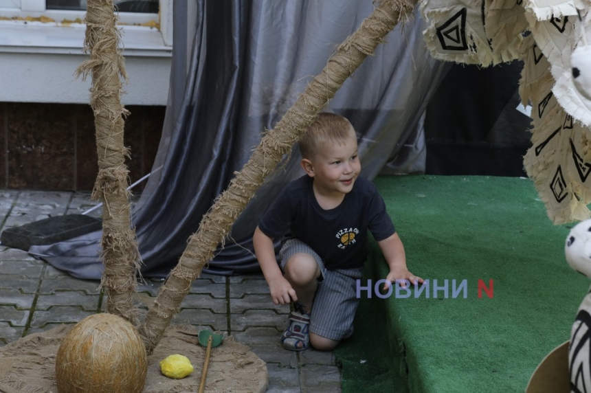 Свято для юних миколаївців: у театрі пройшла виставка та захоплююча вистава (ФОТО)