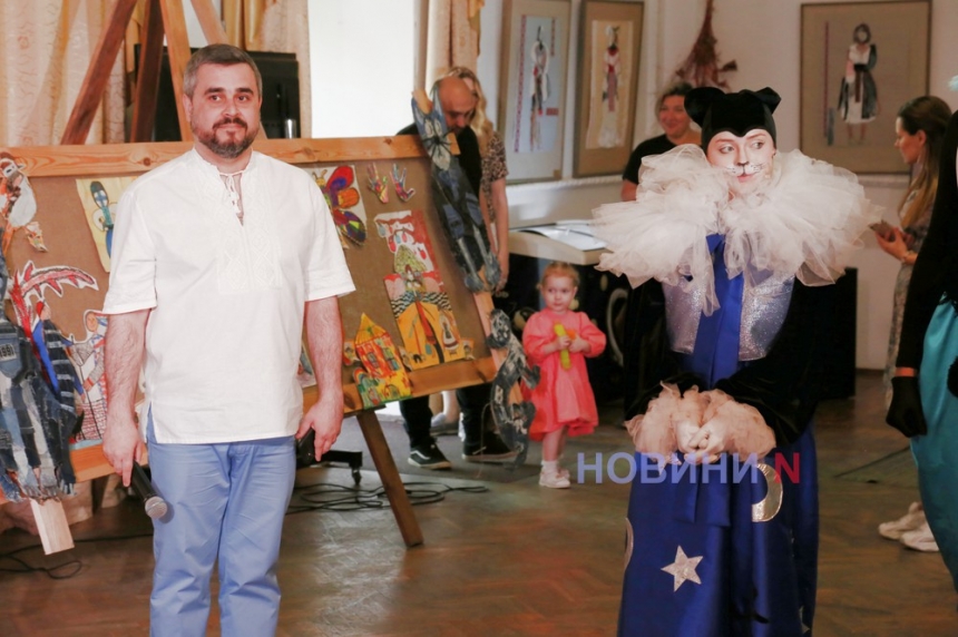 Свято для юних миколаївців: у театрі пройшла виставка та захоплююча вистава (ФОТО)