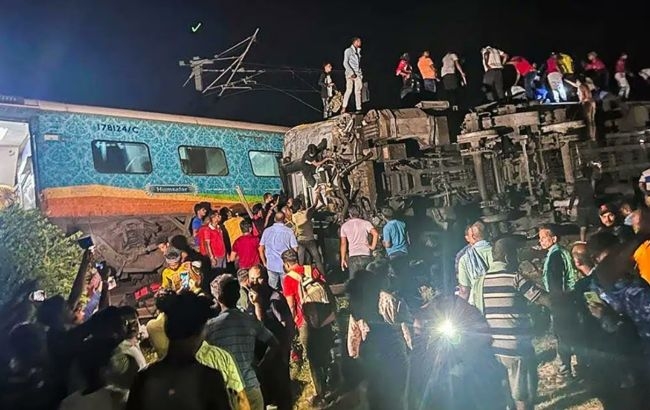 В Індії поїзд зійшов із рейок: постраждали понад 300 людей, є загиблі