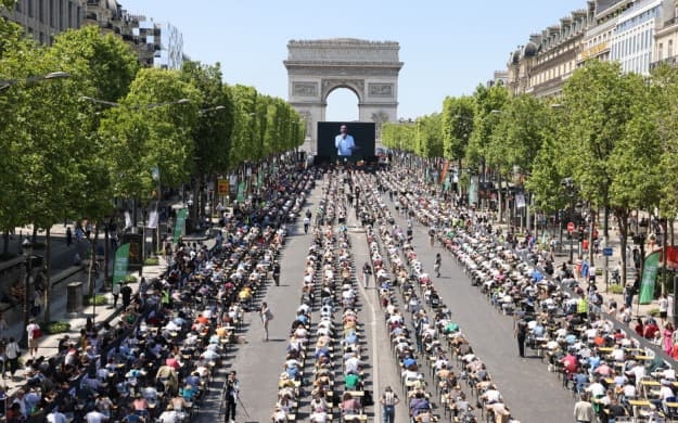 В Париже попытались установить мировой рекорд по самому массовому диктанту