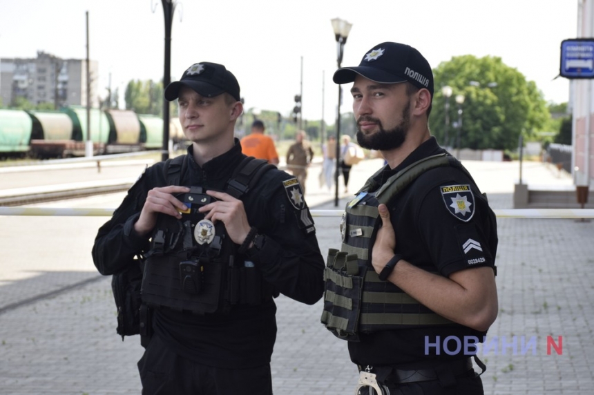 Как в Николаеве встретили пострадавших от взрыва Каховской ГЭС (фоторепортаж)