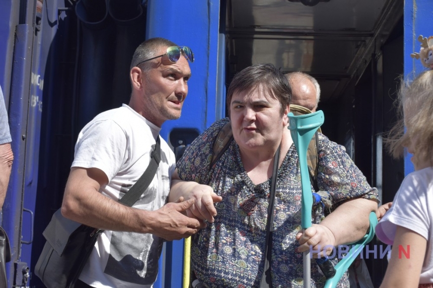 Як у Миколаєві зустріли постраждалих від вибуху Каховської ГЕС (фоторепортаж)