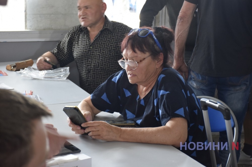 Как в Николаеве встретили пострадавших от взрыва Каховской ГЭС (фоторепортаж)
