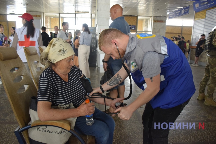 Як у Миколаєві зустріли постраждалих від вибуху Каховської ГЕС (фоторепортаж)