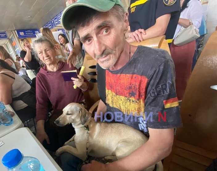 Постраждалий з Херсона приїхав до Миколаєва із собакою, яку врятував від вірної смерті (відео)