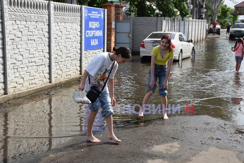 В Николаеве подтопило яхт-клуб — горожане идут сделать фото на память (фоторепортаж)