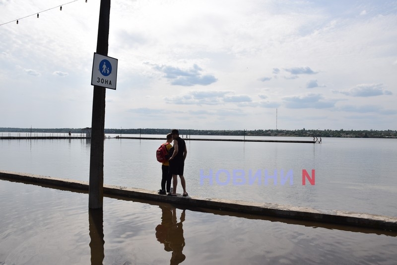 У Миколаєві підтопило яхт-клуб - городяни йдуть зробити фото на згадку (фоторепортаж)