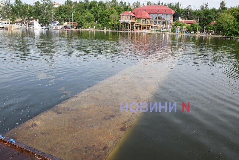 В Николаеве подтопило яхт-клуб — горожане идут сделать фото на память (фоторепортаж)