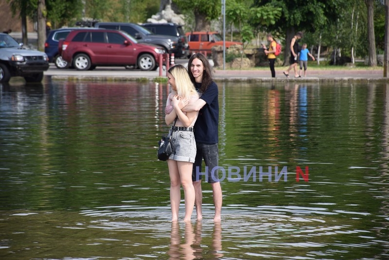 У Миколаєві підтопило яхт-клуб – містяни йдуть зробити фото на згадку (фоторепортаж)