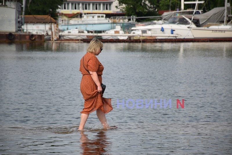 В Николаеве подтопило яхт-клуб — горожане идут сделать фото на память (фоторепортаж)