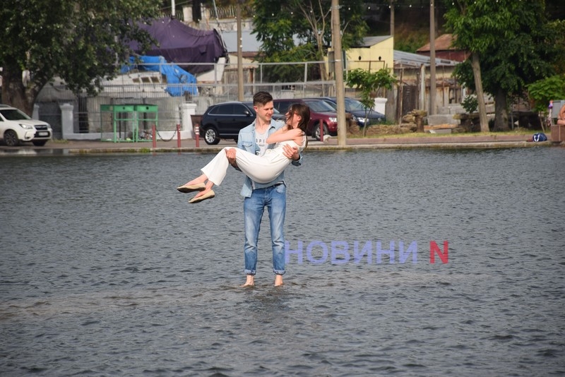 В Николаеве подтопило яхт-клуб — горожане идут сделать фото на память (фоторепортаж)