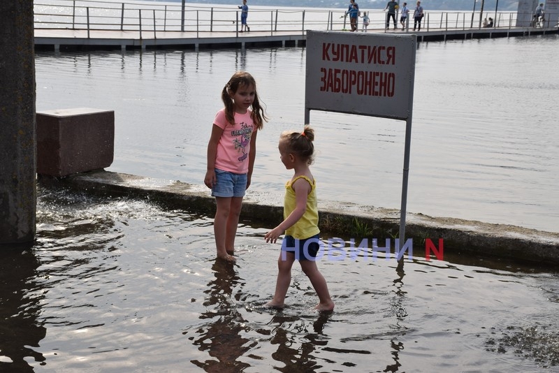 У Миколаєві підтопило яхт-клуб – містяни йдуть зробити фото на згадку (фоторепортаж)