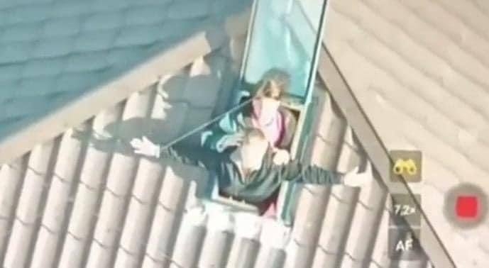 ЗСУ врятували матір із дітьми, які сиділи на даху в Олешках і просили про допомогу через дрон, — ЗМІ (відео)